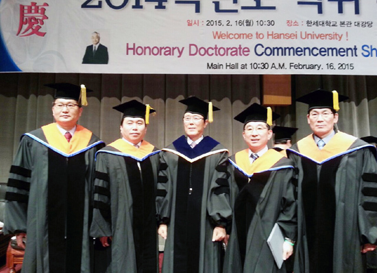 ▲ 군포시청 공무원들이 주말이나 공휴일에 틈틈히 시간을 만들어 공부하면서 주경야독한 한 결과 공학박사 학위를 수여했다.
