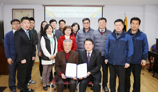 ▲ 한국전기안전공사 평택안성지사(지사장 최덕기)은 장애인 직업전문 교육기관 사회복지법인 한길(이사장 한창섭 )과 자매결연 협약식을 체결했다고 16일 밝혔다.
