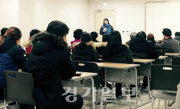 ▲ 중부대학교 고양캠퍼스 이전이 무산된 22개 학과 학생과 학부모 등 30여 명이 16일 오전 고양캠퍼스 인능관 1층 강의실에 모여 비상대책위원회 구성 등 향후 대응 방안을 논의하고 있다. 김현수 기자