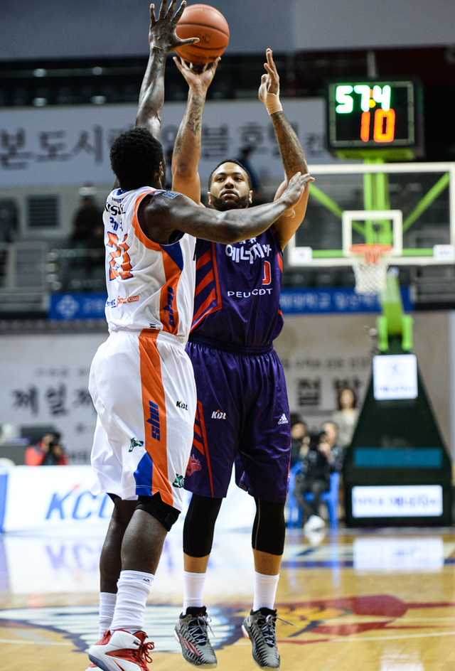 ▲ 18일 고양체육관에서 열린 2014-15 KCC 프로농구 고양 오리온스와 인천 전자랜드의 경기에서 트로이 길렌워터가 테렌스 레더의 수비를 피해 점프슛을 시도하고 있다. KBL 제공