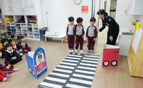 ▲ 화성동부경찰서(서장 박명수)는 지난 16일 오산 양산동 뿌리유치원에서 올바른 횡단보도 보행방법을 교육하고 무단횡단 금지 내용의 홍보물을 배부했다.