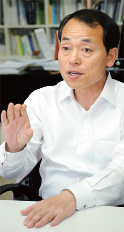 ▲ 김윤식 시흥시장이 ‘시민행복 발로 찾기 프로젝트’ 등 새해 시정방침에 대해 설명하고 있다.