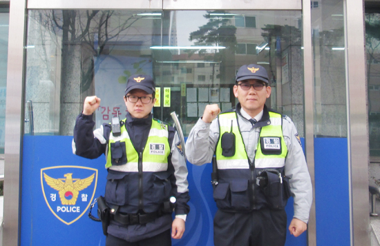 ▲ 비산지구대 김훈식 경위(오른쪽)와 오성록 경사가 파이팅을 외치며 시민의 안전과 생명보호에 앞장설 것을 다짐하고 있다.