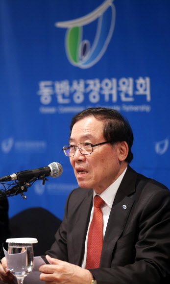 ▲ 중기적합업종 지정, 안충영 동반성장위원장이 24일 오전 서울 서초구 반포동 팔래스호텔에서 열린 기자회견에서 중소기업 적합업종을 발표하고 있다. 연합뉴스