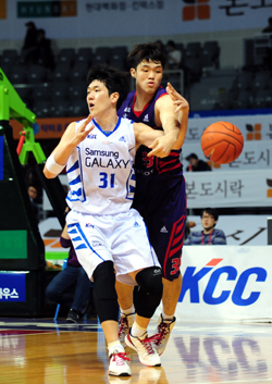 ▲ 25일 고양실내체육관에서 열린 2014-2015 KCC프로농구 고양 오리온스와 서울 삼성의 경기에서 이승현(오른쪽)이 김준일의 공을 스틸하고 있다. KBL 제공