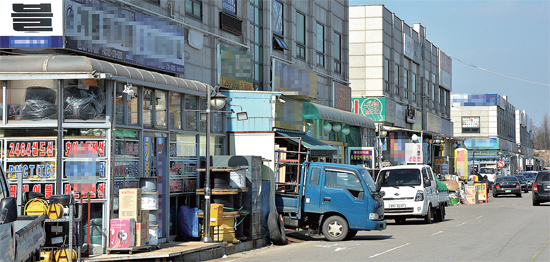 ▲ 수원시 권선구 고색동 수원종합공구단지의 입주 업체 중 상당수가 불법증축을 한 것으로 밝혀져 원상복구 명령이 내려졌으나 현재까지 이뤄지지 않고 있다.  김시범기자
