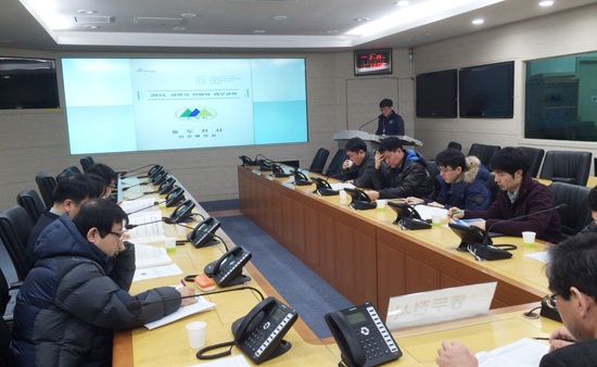 ▲ 동두천시(시장 오세창)는 지난 25일 안전행정실에서 민방위팀 및 8개동 민방위 담당자를 대상으로 2015년 상반기 민방위 업무교육을 실시했다.