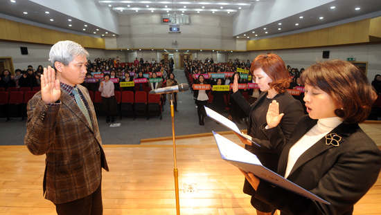 ▲ 오산시는 지난 25일 오후 대회의실에서 관내 235개 어린이집 원장· 보육교사 등 500여 명이 참석한 가운데 ‘아동 학대 예방 결의 대회’를 열었다.