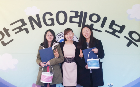 ▲ 한국 NGO 레인보우 (회장 김선영, 구 광명교육포럼)는 26일 양주 청소년회장 진희연 양(양주 백석중학교 3학년)과 김선혜 청년위원(서울여대 일본어과 4)과 함께 소아암 환우들을 위해 모발 기증식을 가졌다.