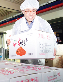 ▲ 완제품으로 포장된 막걸리를 옮기고 있다.