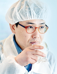 ▲ 경기米+산양삼이 가득한 막걸리를 시음하고 있다.