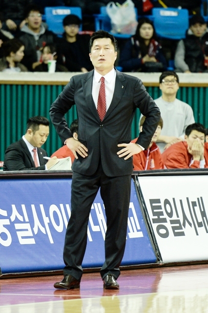 ▲ 27일 서울 잠실학생체육관에서 열린 2014-2015 KCC 프로농구 서울 SK와 안양 KGC인삼공사의 경기에서 이동남 감독대행이 경기가 뜻대로 풀리지 않자 답답한 표정을 짓고 있다. KBL 제공