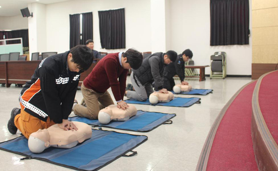 ▲ 양평소방서는 지난달 25~28일 회의실에서 화재진압 시스템인 폄뷸런스(Pumbulance) 운영요원들을 대상으로 심폐소생술 교육을 실시했다.