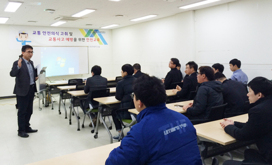 ▲ 광주도시관리공사(사장 안병균)는 최근 교통약자이동지원센터(광주희망콜) 직원 및 공사 직원들을 대상으로 교통사고 예방을 위한 교통안전 교육을 실시했다.
