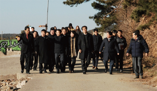 ▲ 1월 27일 남경필 경기도지사와 제종길 안산시장은 대부도 선감동 갯벌자원연구센터 건립부지를 방문, 건립 추진현황 및 현안사항에 대한 보고를 받고 건립부지를 돌아봤다