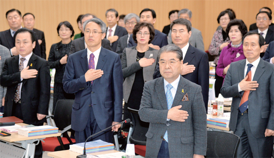 ▲ 2월 5일 경기도교육청에서 열린 교육장, 직속기관장 및 국·과장 연석회의에서 이재정 도교육감 등 참석자들이 국민의례를 하고 있다. 이날 참석자들은 2015학년도 경기도 교육정책 관련 주제토론 등을 실시했다