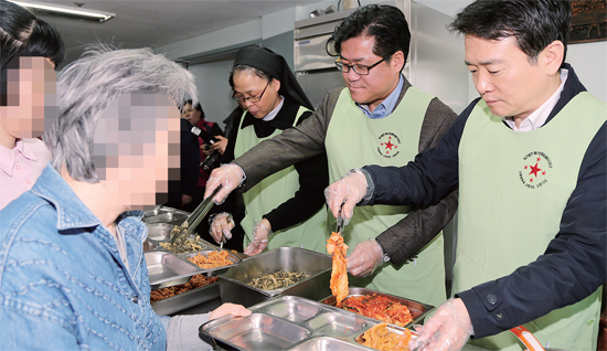 ▲ 2월 12일 오후 가평 꽃동네를 찾은 남경필 경기지사와 이기우 사회통합부지사가 사랑의 집(노숙인 시설)에서 점심 배식봉사를 하고 있다