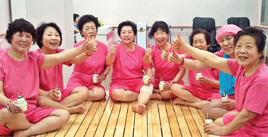 ▲ 사랑채 목욕탕을 찾은 노인들
