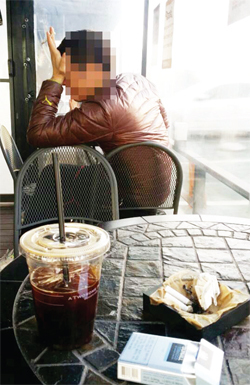 ▲ 인천지역 지자체 보건소 등의 단속이 소홀해지면서 업소들의 불법 흡연실 운영이 기승을 부리고 있다. 사진은 동구의 한 커피 전문점 흡연실. 담배와 커피가 금지된 흡연실에서 버젓이 흡연하며 커피를 마셔도 이를 묵인하고 있다. 이인엽기자
