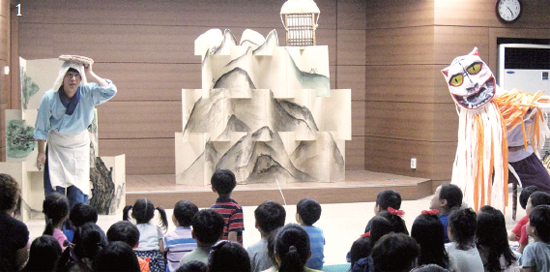 ▲ 중앙도서관은 가족을 대상으로 한 탈 인형극과 관객이 함께 하는 마당놀이를 주기적으로 열어 시민들의 뜨거운 반응을 이끌어 내고 있다