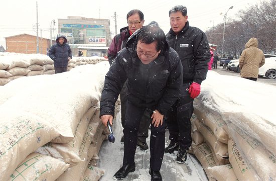 ▲ 조윤길 옹진군수가 지난해 12월 4일 공공비축미곡 매입현장을 방문해 매입된 비축미의 상태를 일일이 점검하고 있다