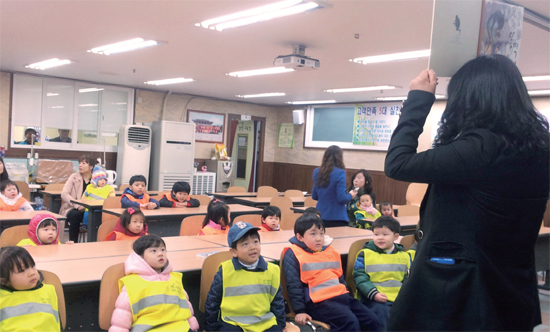 ▲ 수원 조원시장 한복판에는 대추동이작은도서관이 있다. 외국어 지도, 역사 토론, 시화전, 논술지도, 과학 실습과 같은 학과 관련 프로그램과 풍물놀이, 건강댄스, 민요 등의 여가 선용 프로그램까지 알토란 같은 프로그램을 운영되고 있다