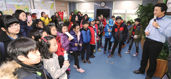 ▲ 김만수 부천시장이 1월 22일 경기도 꿈나무 기자단 및 학부모를 대상으로 열린시정을 진행하여 부천시 주요사업에 대해 설명하고 있다