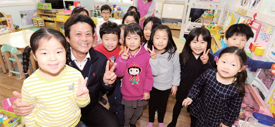 ▲ 김만수 부천시장이 1월 26일 어린이집에서 보육교사로 활동하면서 보육교직원의 근무여건을 직접 체험하고 보육환경 개선을 위한 현장대화 시간을 가졌다