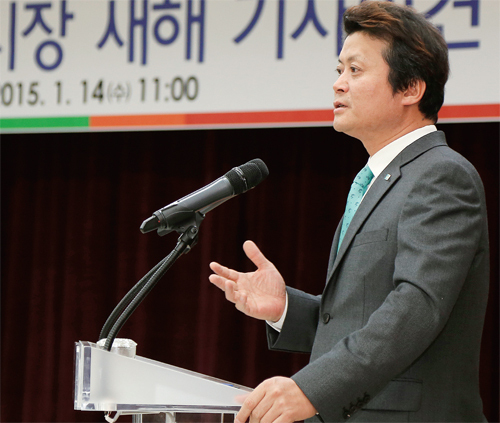 ▲ 1월 14일 김만수 부천시장이 2015년 시정 계획에 대한 새해 기자회견을 진행하고 있다