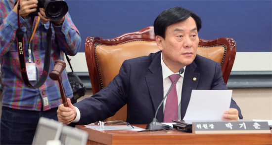 ▲ 국회 국토교통위원회 박기춘 위원장이 지난해 12월 24일 국회에서 열린 전체회의에서 주택법 개정안, 재건축초과이익 환수에 관한 법률 개정안, 도시 및 주거환경정비법 개정안 등 이른바 ‘부동산 3법’을 가결했다