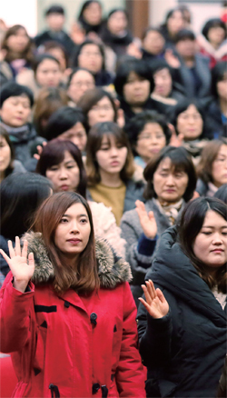 ▲ 인천지역 어린이집에서 아동학대 사건이 잇따라 발생한 가운데 1월 19일 오후 인천시 남동구 남동구청 대강당에서 인천지역 어린이집 원장·보육교사들이 아동학대 근절을 결의하고 있다