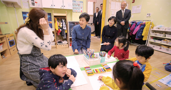 ▲ 문형표 장관과 어린이집을 찾은 박근혜 대통령이 1월 29일 오전 인천시 남동구 푸른숲 어린이집을 방문, 문형표 보건복지부 장관과 수업을 참관하고 있다