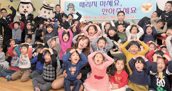 ▲ 2월 4일 경기경찰 아동안전 홍보대사로 위촉된 걸그룹 레인보우 멤버 지숙이 이날 오후 경기도 수원시 한 어린이집을 방문해 교사, 학부모, 아이들과 아동학대 근절방안에 대해 이야기를 나눴다