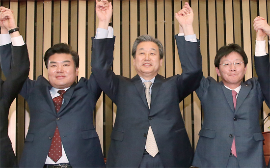 ▲ 2월 2일 의원총회에서 새누리당 김무성 대표가 원내대표, 정책위의장으로 각각 선출된 유승민 의원과 원유철(맨 왼쪽) 의원 등과 함께 손을 잡고 인사를 하고 있다