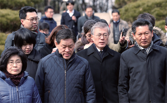 ▲ 새정치민주연합 문재인 대표와 최고위원들이 2월 9일 오후 용산구 백범 김구 선생의 묘를 참배한 뒤 이동하고 있다
