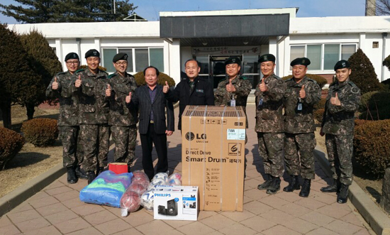 ▲ 양평군 옥천면 방위협의회는 3일 오후 지역 군부대 4곳에 위문품을 전달했다.
