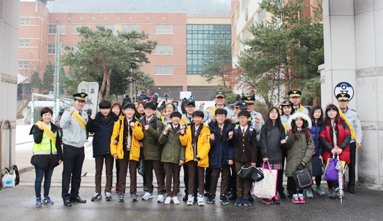 ▲ 광주경찰서(서장 윤성태)는 지난 3일 신학기 입학철을 맞아 탄벌중학교 입학식 행사장에서 학교폭력 근절 캠페인을 실시했다.
