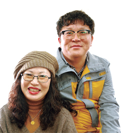 ▲ 정명호 한마음 봉사단 회장(왼쪽)과 이문주 씨.