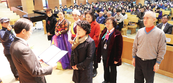▲ 장성훈 부광노인대학 학장이 학생 임원들에게 임명장을 주고 있다.