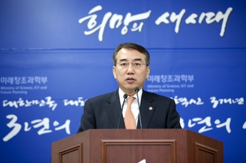 ▲ 클라우드 컴퓨팅 발전법 관련주, 이석준 미래창조과학부 제1차관이 3일 과천시 관문로 정부과천청사 미래부 기자실에서 클라우드컴퓨팅 발전법 관련 브리핑을 하고 있다. 연합뉴스