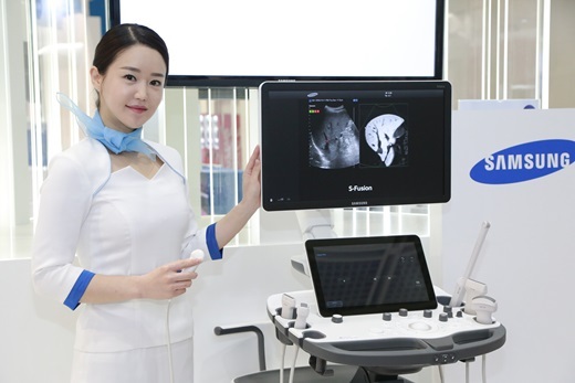 ▲ 삼성전자 KIMES 2015, 5일 서울 강남구 코엑스에서 열린 제31회 국제의료기기 및 병원설비전시회(KIMES 2015) 삼성전자 전시장에서 삼성전자 전시 도우미들이 의료기기를 소개하고 있다. 삼성전자 제공