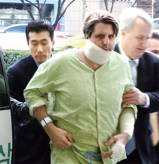 ▲ 5일 오전 흉기 습격을 당한 마크 리퍼트 주한 미국 대사가 서울 서대문구 신촌세브란스 병원으로 들어가고 있다.  연합뉴스
