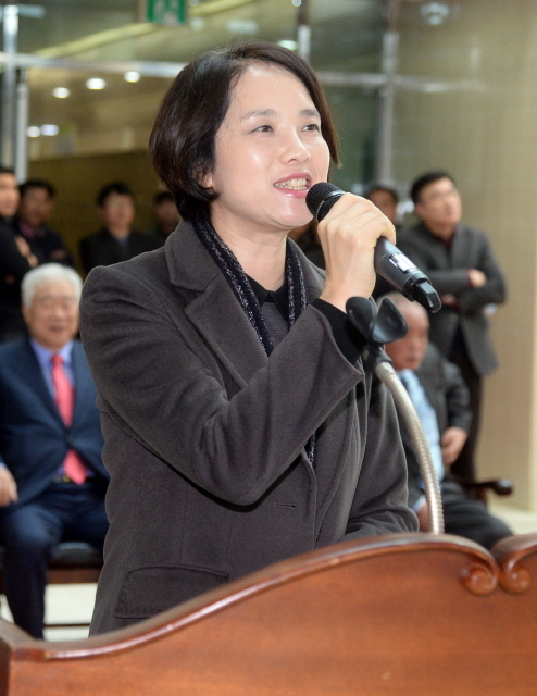 고양시체육 생활체육회와 경기일보가 공동주최한 제2회 고양 전국마스터즈수영대회가 열린 7일 고양어울림 꽃우물수영장에서 윤은혜 국회의원이 축사를 하고 있다. 추상철기자