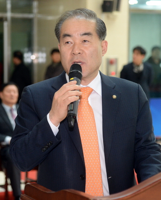 고양시체육 생활체육회와 경기일보가 공동주최한 제2회 고양 전국마스터즈수영대회가 열린 7일 고양어울림 꽃우물수영장에서 양승환 경기도수영연합회장이 축사를 하고 있다. 추상철기자