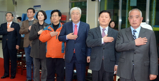 고양시체육 생활체육회와 경기일보가 공동주최한 제2회 고양 전국마스터즈수영대회가 열린 7일 고양어울림 꽃우물수영장에서 최성 고양시장을 비롯한 윤은혜 국회의원, 양승환 경기도 수영연합회장, 이순국 경기일보 사장 등 내빈들이 국민의례를 하고 있다. 추상철기자