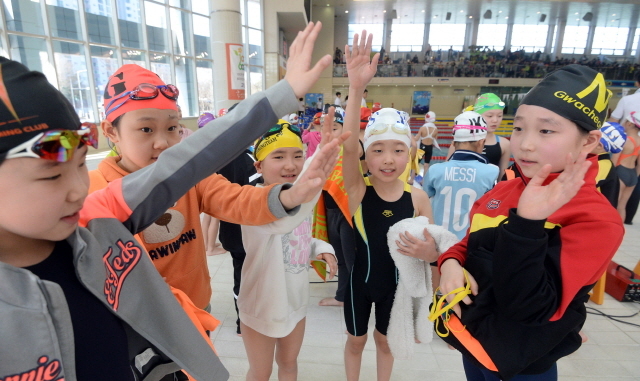 고양시체육 생활체육회와 경기일보가 공동주최한 제2회 고양 전국마스터즈수영대회가 열린 7일 고양어울림 꽃우물수영장에서 학생부 참가 선수들이 경기 시작 전 승리를 다짐하고 있다. 추상철기자