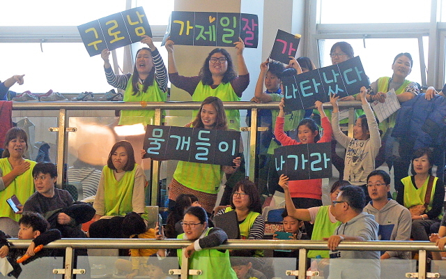 고양시체육 생활체육회와 경기일보가 공동주최한 제2회 고양 전국마스터즈수영대회가 열린 7일 고양어울림 꽃우물수영장에서 학부모들이 대회에 참가한 자녀들을 응원하고 있다. 추상철기자