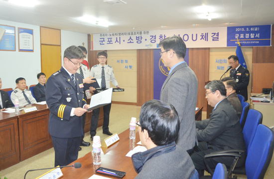▲ 군포경찰서는 지난 6일 경찰서 2층 어울림터에서 김윤주 군포시장과 조창래 소방서장, 손일홍 원광대 산본병원장, 오문교 군포경찰서장과 관계자들이 참석한 가운데 주취자 등 보호를 위한 업무협약(MOU)을 체결했다.