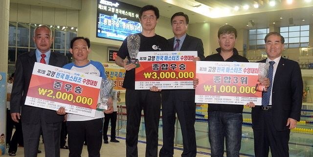 고양시체육 생활체육회와 경기일보가 공동주최한 제2회 고양 전국마스터즈수영대회가 열린 8일 고양어울림 꽃우물수영장에서 대회 수상자들이 시상식 후 기념촬영을 하고 있다. 추상철기자