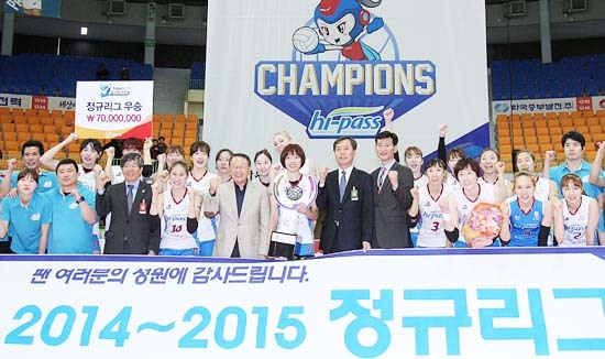 ▲ 7일 수원체육관에서 열린 NH농협 2014-2015 프로배구 V리그 여자부 현대건설과의 경기에서 승리를 거둬 정규리그 우승을 확정한 한국도로공사 선수들과 코칭스태프들이 기념촬영을 하고 있다.  한국배구연맹 제공